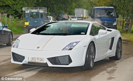 Nani lại rất hầm hố với Lamborghini